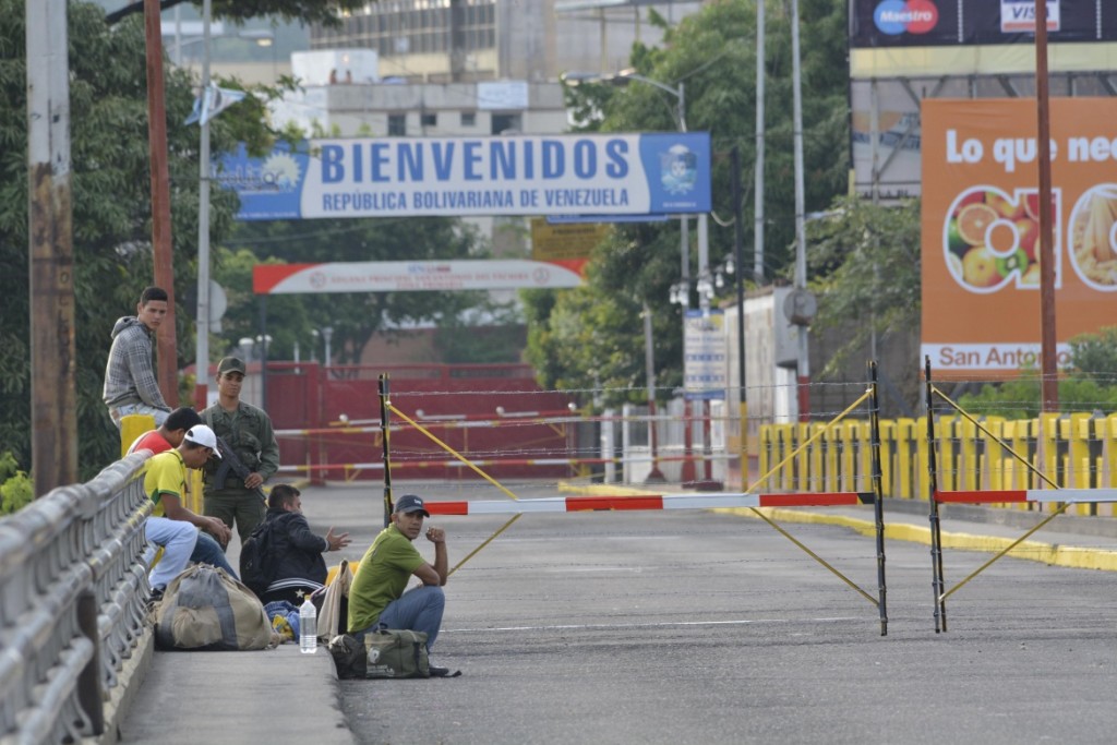 Venezuelans wait in the border at Simon Bolivar international bridge near the city of Cucuta, Colombia, August 22, 2015. Venezuela President Nicolas Maduro on Friday declared a state of emergency along parts of the border with Colombia to restore order after a clash between smugglers and troops left three soldiers wounded. REUTERS/La Opinion NewspaperATTENTION EDITORS - THIS PICTURE WAS PROVIDED BY A THIRD PARTY. THIS PICTURE IS DISTRIBUTED EXACTLY AS RECEIVED BY REUTERS, AS A SERVICE TO CLIENTS. FOR EDITORIAL USE ONLY. NOT FOR SALE FOR MARKETING OR ADVERTISING CAMPAIGNS. NO SALES.