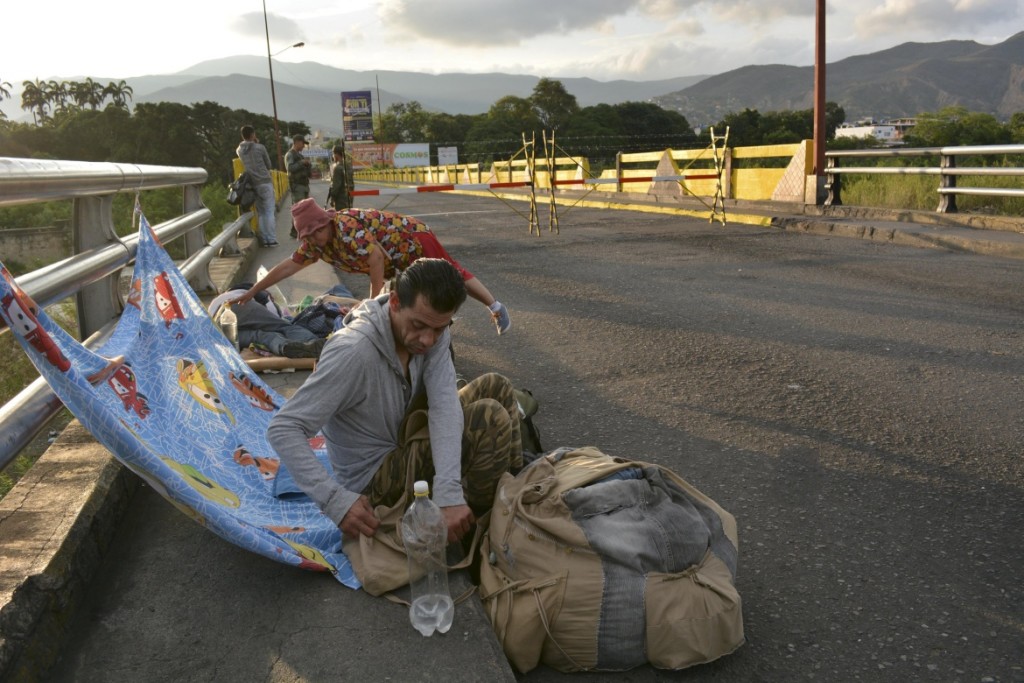 Venezuelans, who slept in this place, wait in the border at Simon Bolivar international bridge near the city of Cucuta, Colombia, August 22, 2015. Venezuela President Nicolas Maduro on Friday declared a state of emergency along parts of the border with Colombia to restore order after a clash between smugglers and troops left three soldiers wounded. REUTERS/La Opinion Newspaper.   ATTENTION EDITORS - THIS PICTURE WAS PROVIDED BY A THIRD PARTY. THIS PICTURE IS DISTRIBUTED EXACTLY AS RECEIVED BY REUTERS, AS A SERVICE TO CLIENTS. FOR EDITORIAL USE ONLY. NOT FOR SALE FOR MARKETING OR ADVERTISING CAMPAIGNS. NO SALES.NO ARCHIVES