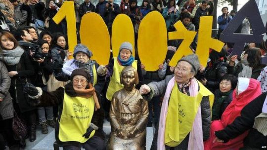 A las puertas de la embajada japonesa de en Seúl se erigió un monumento en honor de las "comfort women".