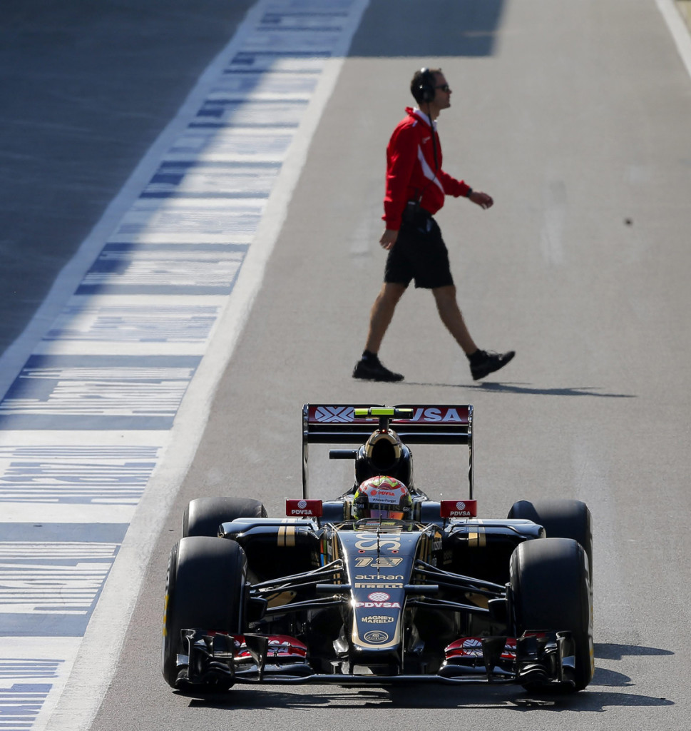 BRU27 FRANCORCHAMPS (BÉLGICA) 21/08/2015.- El piloto venezuela de Fórmula Uno Pastor Maldonado, de Lotus, participa en la primera sesión de entrenamientos libres en el ciurcuito de Spa-Francorchamps (Bélgica) hoy, 21 de agosto de 2015. El Gran Premio de Bélgica de Fórmula Uno se disputa el próximo 23 de agosto. EFE/Valdrin Xhemaj