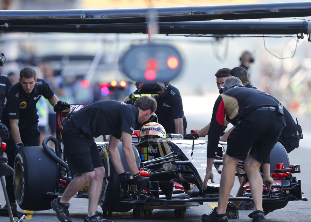 BRU20 FRANCORCHAMPS (BÉLGICA) 21/08/2015.- Varios mecánicos empujan el monoplaza del piloto venezolano de Fórmula Uno Pastor Maldonado, de Lotus, duratne la primera sesión de entrenamientos libres en el ciurcuito de Spa-Francorchamps (Bélgica) hoy, 21 de agosto de 2015. El Gran Premio de Bélgica de Fórmula Uno se disputa el próximo 23 de agosto. EFE/Valdrin Xhemaj