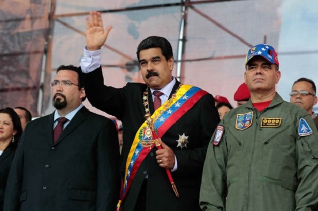 Nicolás Maduro, acompañado por el alcalde de Cumaná y el Ministro de Defensa
