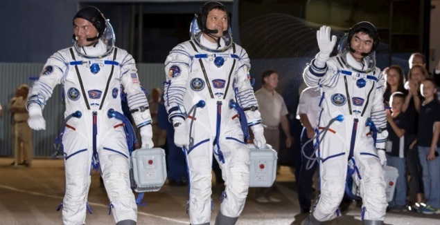 Tres miembros de la tripulación de la EEI regresan a la Tierra