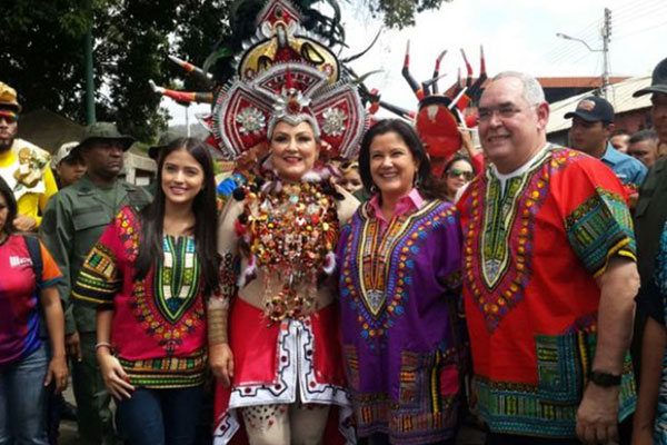 En las festividades se retrataron con la ministra del Turismo, Marleny Contreras, y su hija la socialité Daniela Cabello, quienes entregaron el certificado y decretaron al calipso como patrimonio cultural de la región.