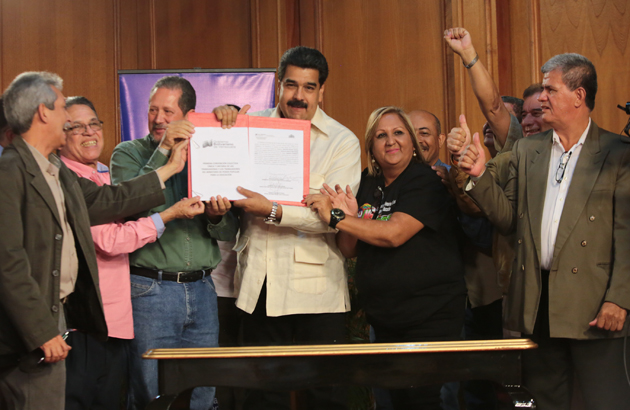 Nicolás Maduro firmó la convención colectiva de los trabajadores de la Educación, en el palacio de Miraflores.