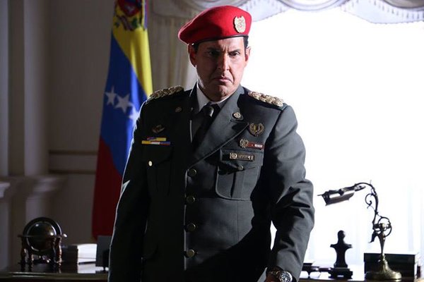 Andrés Parra en el papel de Hugo Chávez 