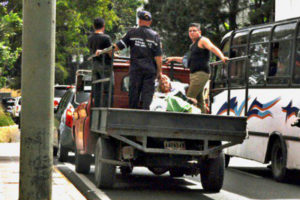 Bomberos-camiones-ambulancia-abuela-salud