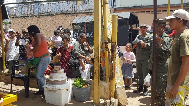 Efectivos de la Guardia Nacional custodian hasta la venta de verduras y hortalizas en San Félix. 