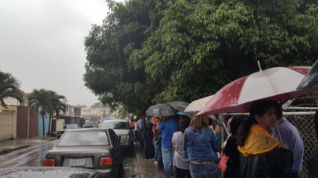 @ElNacionalWeb [Fotos] Cola para validar firmas en Barquisimeto a pesar de las lluvias