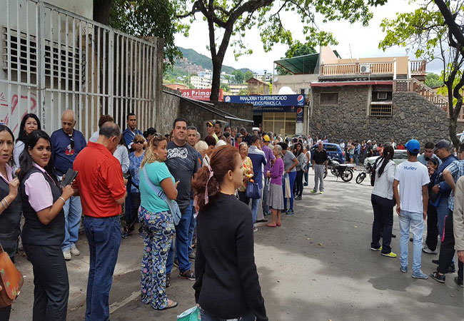 @JoseAGuerra Masiva participación en Coche para validar las firmas. Vengan a ratificar aquí los esperamos vereda 64 Los Primos