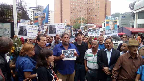 Familiares de presos políticos exigen justicia en las afueras del Sebin / Foto: @UnidadVenezuela