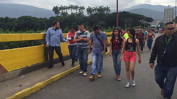 Venezolanos cruzando la frontera | Foto: @GobiernoTachira