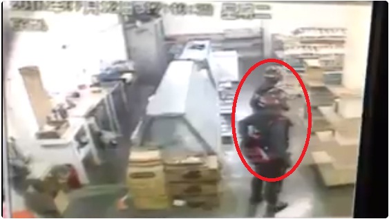 Cámara de seguridad grabó el momento en que Guardias roban en unos chinos /Captura de vídeo