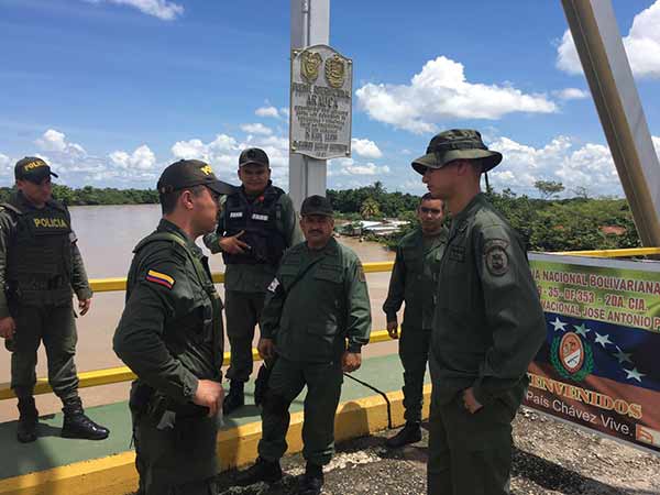 Militares en puente internacional José Antonio Páez en Apure | Foto: @Blubucaramanga