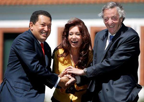 Hugo Chávez junto a los Kirchner | Foto: El Universal