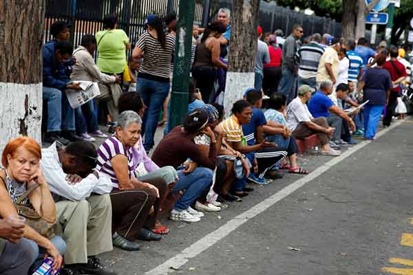 Venezolanos haciendo colas | Foto: Carlos Garcia / Reuters