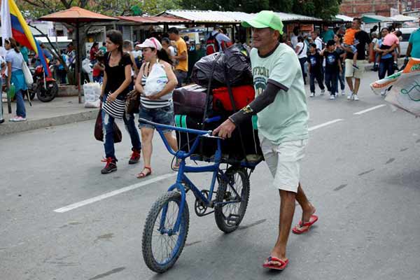 Hombre empuja su bicicleta luego de comprar en Cúcuta | Foto: Reuters