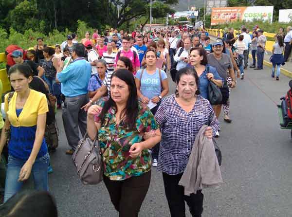 Venezolanos cruzando la frontera para comprar alimentos | Foto: @GobiernoTachira