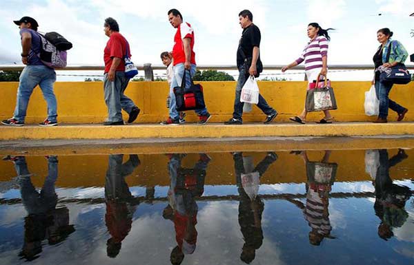 Venezolanos cruzando la frontera