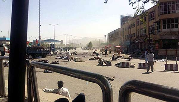 Personas en el piso luego del ataque con bomba en Kabul. Crédito: EFE