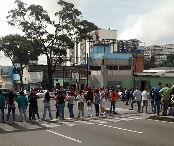 Protesta en Av. Sucre | Foto: @Wilfredo_Osorio