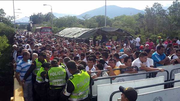Venezolanos en el puente internacional Simón Bolívar | Foto: @PoliciaCucuta