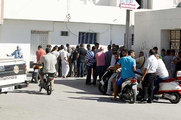 Vecinos en la casa de Mohamed Bouhlel en Túnez | Foto: Reuters