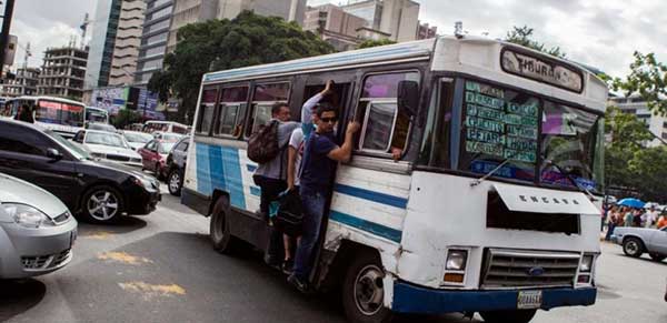 Trabajadora de El Nacional murió tras lanzarse de un bus para escapar de asalto | Imagen de referencia
