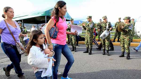 Venezolanos cruzando  la frontera con Colombia | Foto: CNN