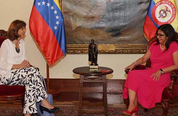 Canciller de Venezuela, Delcy Rodríguez junto a Canciller de Colombia, María A. Holguín |Foto: vencancillería