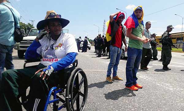 Discapacitados retenidos por la GNB | Fotos: Gastón Carmona/ Marianny Linarez