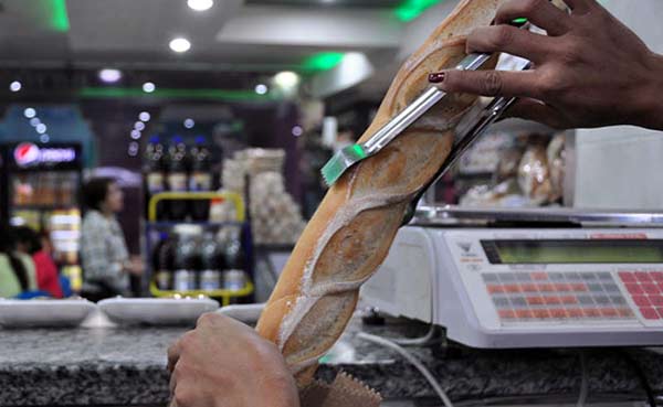 Bachaqueros revenden el pan regulado por la Sundde con más de 300% de sobreprecio | Foto referencial