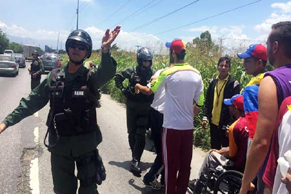 GNB detiene a marchantes rumbo a Caracas |@ManuelvRoman
