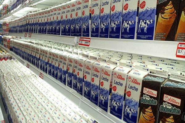 Gobierno discute con industria láctea nuevo precio de la leche | Foto referencia