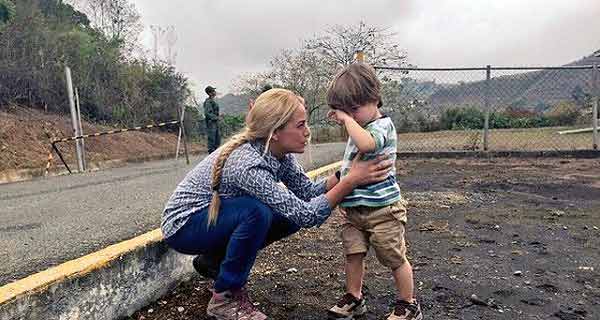 Lilian Tintori junto a su hijo en las afueras de la cárcel de Ramo Verde | Twitter