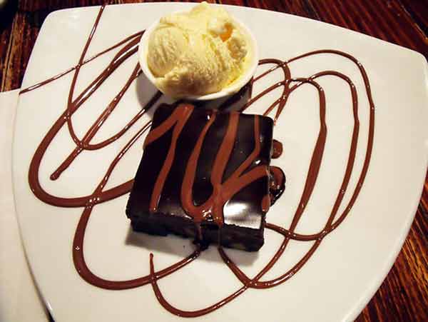 Puedes acompañar tu brownie con helado, sirope de chocolate o cualquier cosa que se te ocurra | Foto referencial