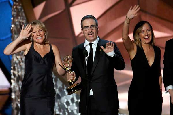 John Oliver recibe el Emmy por la serie “Last Week Tonight With John Oliver”