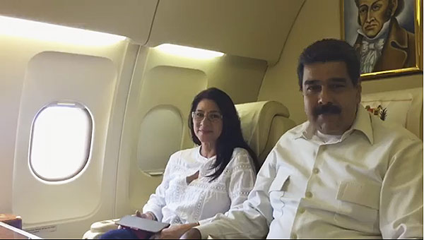 Nicolás Maduro junto a Cilia Flores en el vuelo hacia Cartagena | Foto: Captura de video