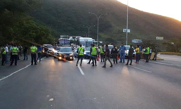 Alcabalas de la GNB en la autopista Caracas-Guarenas | Foto vía Twitter