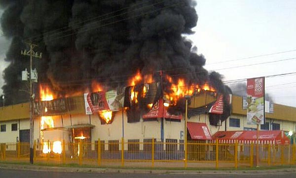 Incendio en empresa procesadora de alimentos |Foto vía Twitter