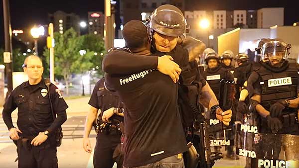 Joven reparte abrazos a miembros de la Policía en Charlotte | Free Hugs Project