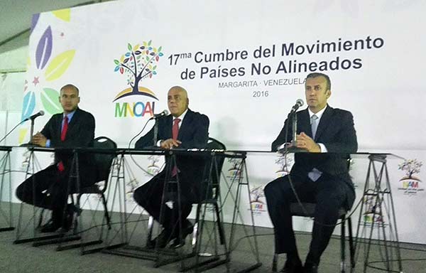 Jorge Rodríguez junto a Héctor Rodríguez y Tareck El Aissami | Foto: @luisjmarcano