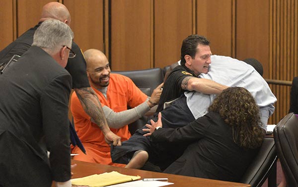 Padre arremete contra asesino al verlo sonreír | Foto: David Richard / AP