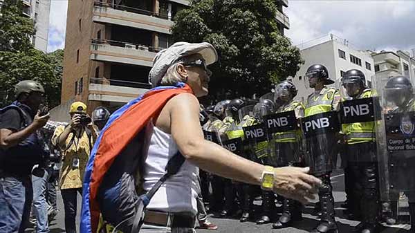 Mujer le habla a efectivos policiales en Chacaito |Foto: captura de video