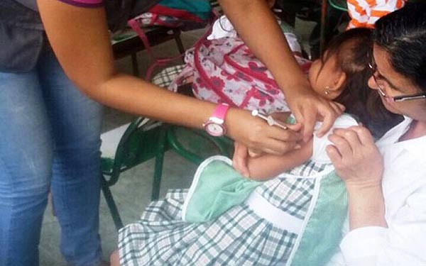 Niña siendo vacunada contra la difteria | Foto: elcorreodelorinoco
