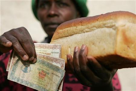 Inflación: El pan cuesta Z$45,000 ($ 0.45) (febrero 2016) Foto: REUTERS / Howard Burditt