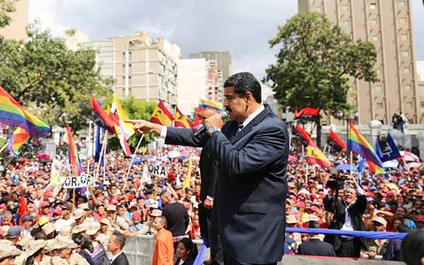 Nicolás Maduro en concentración oficialista en Miraflores | Foto: @PresidencialVen