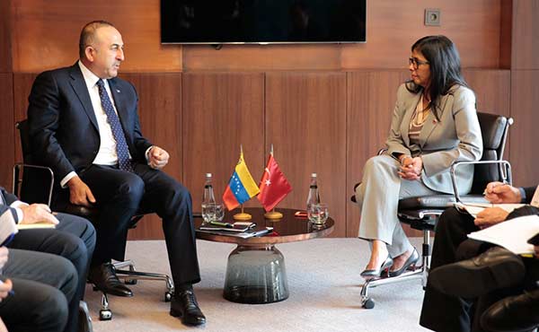 Canciller Delcy Rodríguez junto a canciller de Turquía | Foto: prensa presidencial