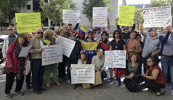 Jubilados y pensionistas venezolanos durante uno de sus paros en las instancias venezolanas en Madrid | Foto: E.M.