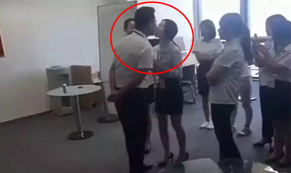 Las empleadas deben besar a su jefe todas las mañanas |Foto: captura de video